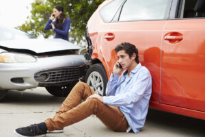 ¿Qué tipos de compensaciones pueden reclamar las víctimas de accidentes de auto en Bullhead City?